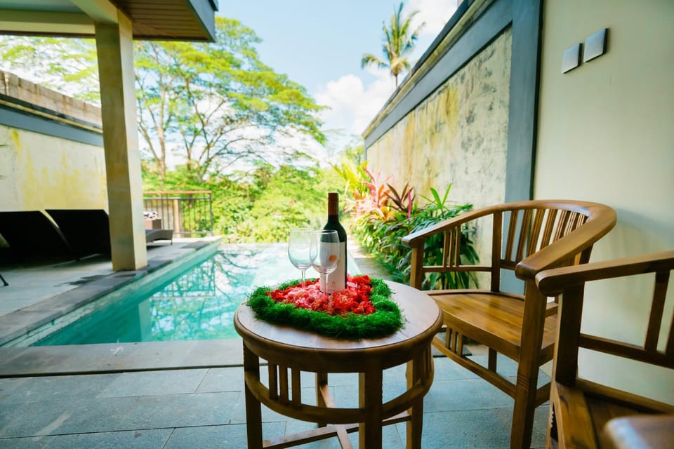 Patio, Day, Natural landscape, View (from property/room), Balcony/Terrace, Balcony/Terrace, Food and drinks, Dining area, Pool view, Swimming pool, Drinks, Alcoholic drinks, sunbed