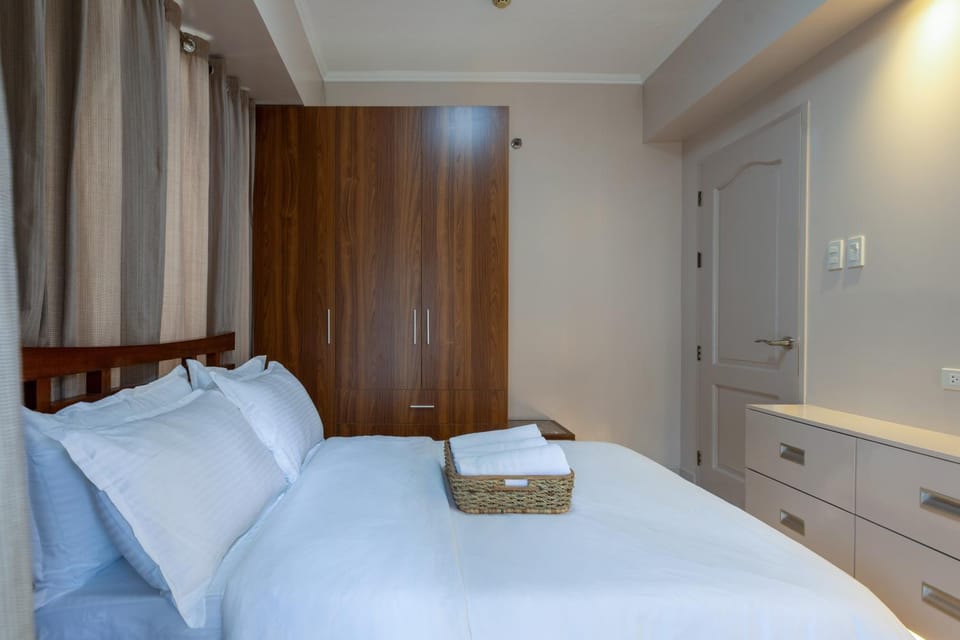 2br Forbeswood Heights in BGC near St Lukes Apartment in Pasay