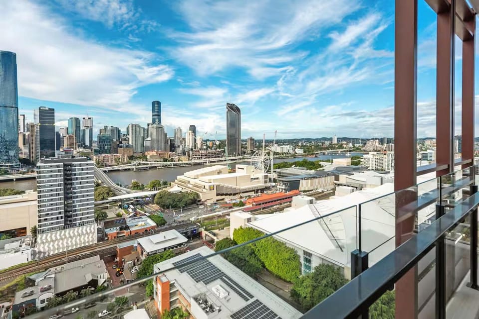 Spectacular Views plus Best Location, King Bed, Pool Apartment in Brisbane City