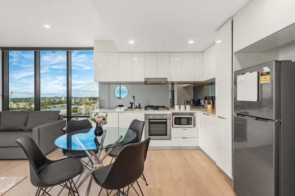 Spectacular Views plus Best Location, King Bed, Pool Apartment in Brisbane City