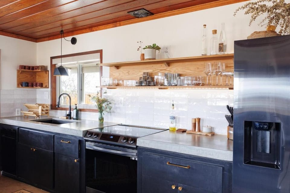 Coffee/tea facilities, Kitchen or kitchenette, dishwasher, oven, pet friendly, stove