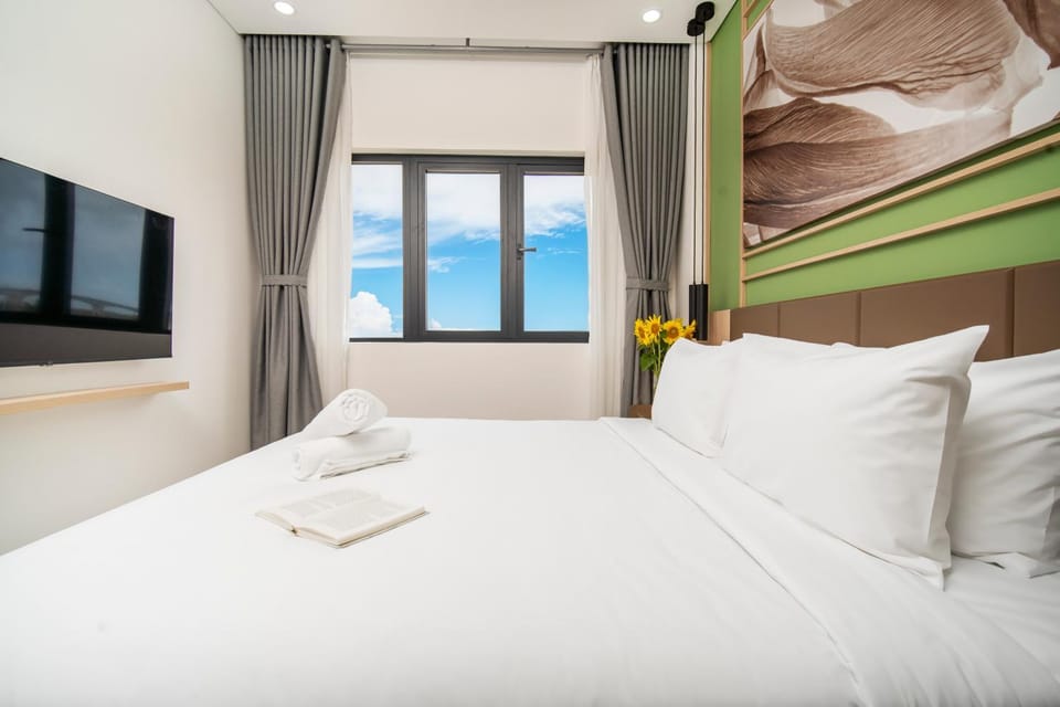 Bed, TV and multimedia, Bedroom, towels