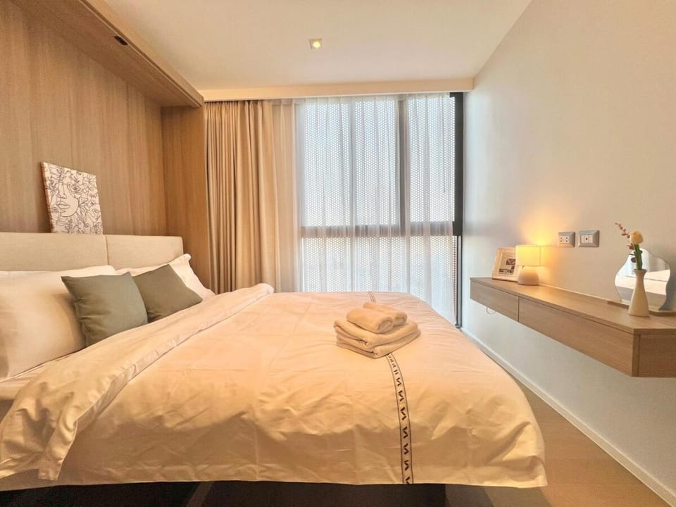 Bed, Bedroom, towels