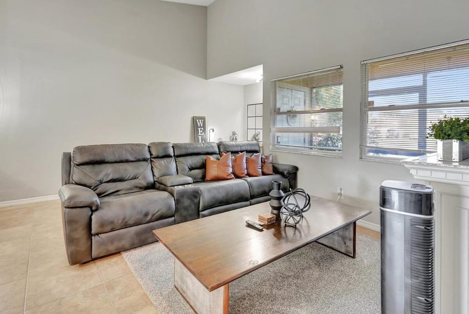 Rustic Urban Escape Serene Home near the Beach Apartment in Cape Coral
