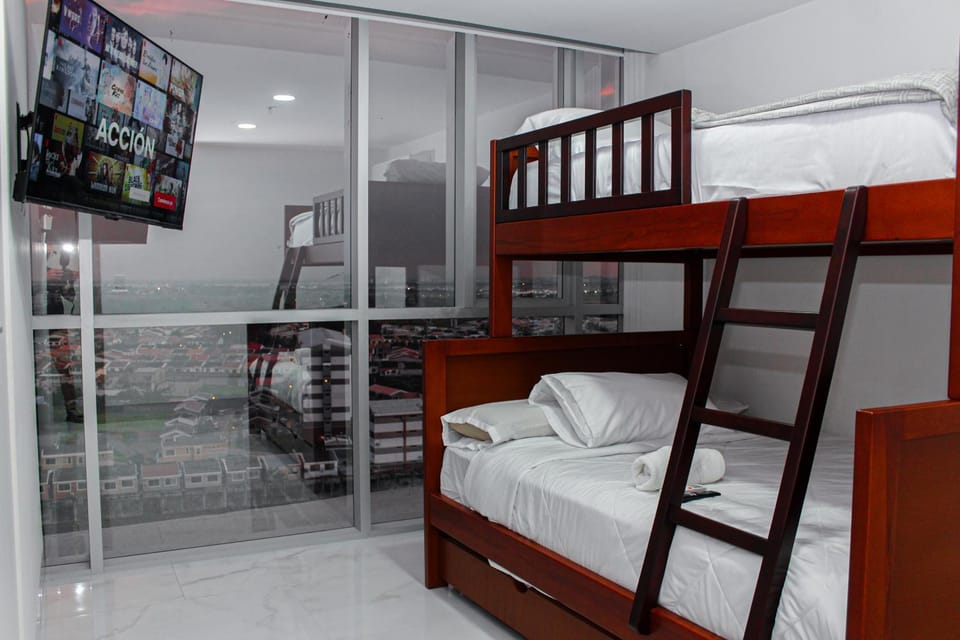 Communal lounge/ TV room, Bed, TV and multimedia, Photo of the whole room, Evening entertainment, Bedroom, bunk bed, towels