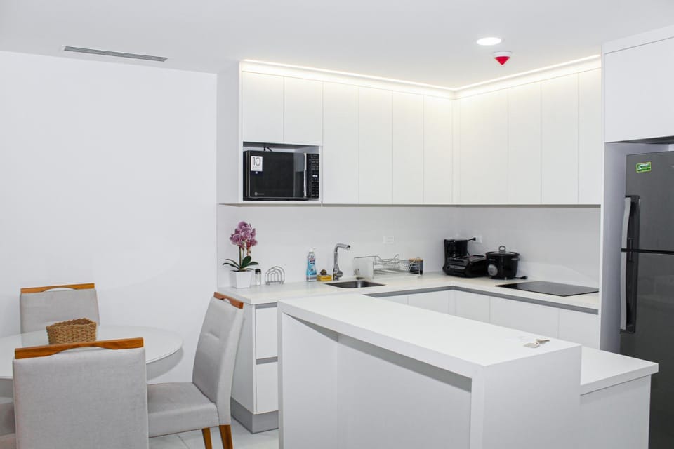 Kitchen or kitchenette, Dining area, stove
