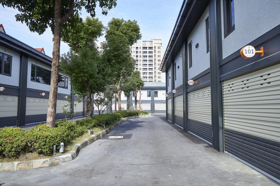 Property building, Day, Neighbourhood, Garden view, Landmark view, Parking