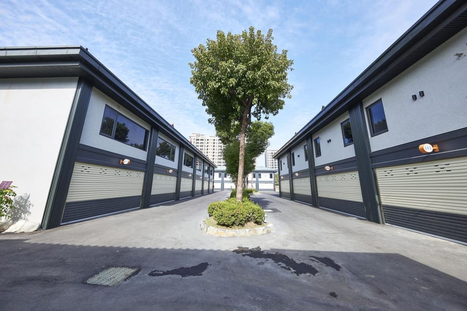 Property building, Day, Neighbourhood, Garden view, Landmark view, Parking