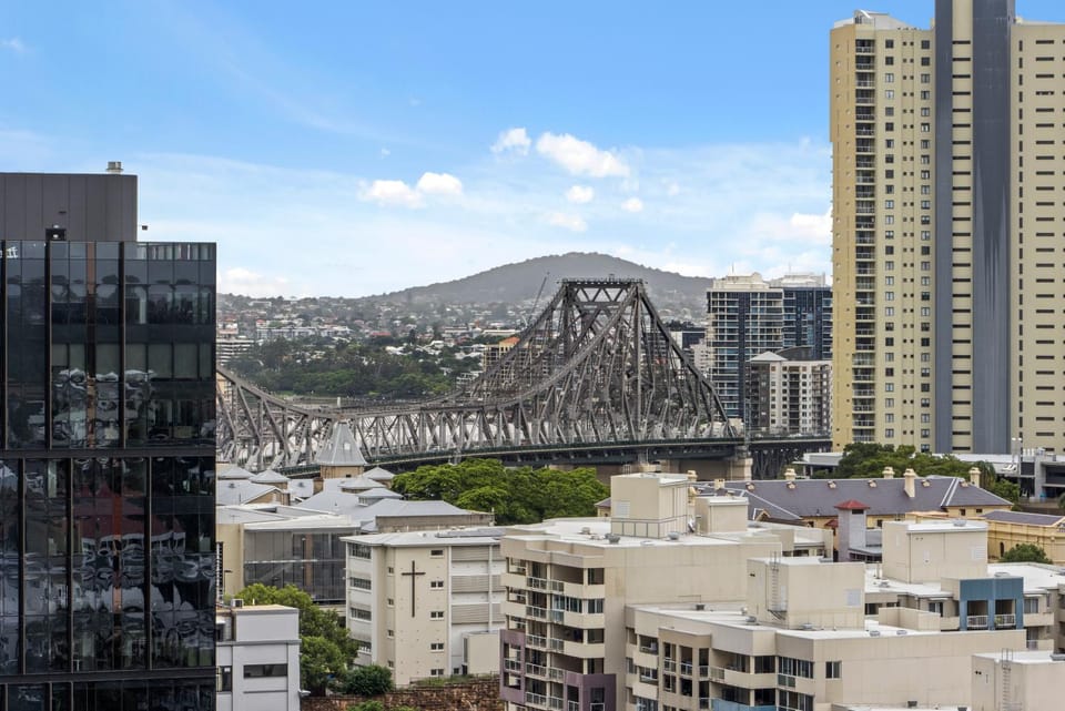 Stylish Valley Pad with City Views, Huge Gym & Park Apartment in Brisbane