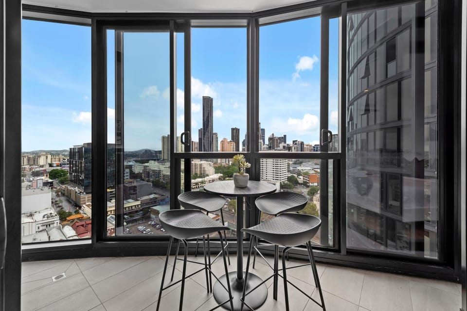 Stylish Valley Pad with City Views, Huge Gym & Park Apartment in Brisbane