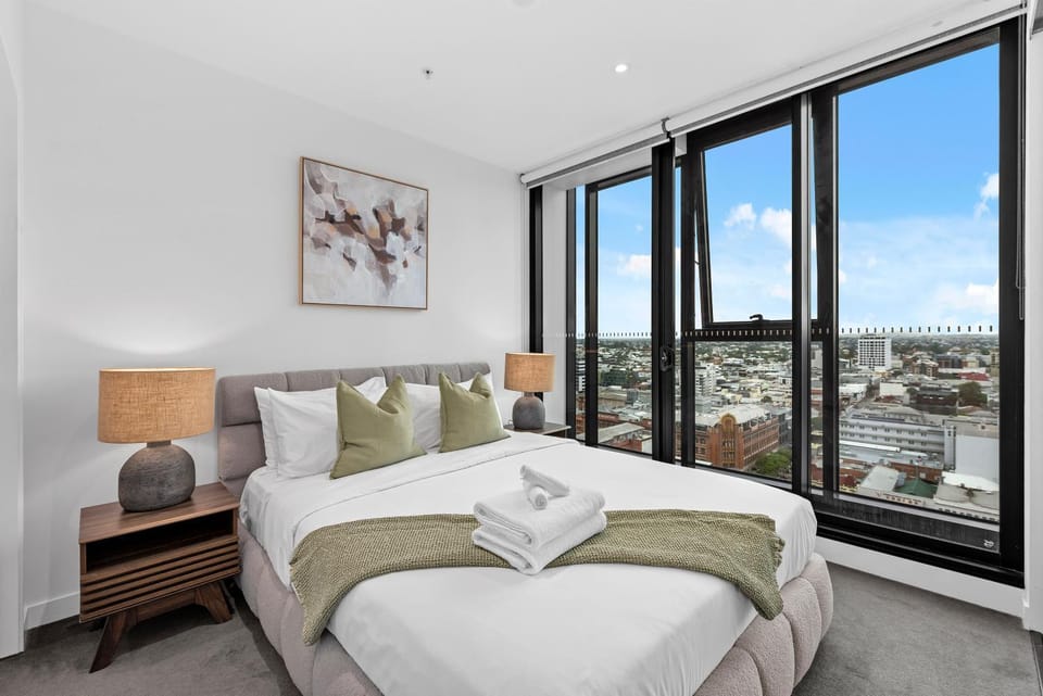 Stylish Valley Pad with City Views, Huge Gym & Park Apartment in Brisbane
