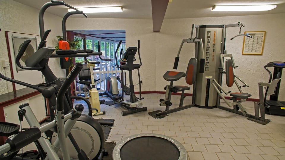 Dancing Bear Lodge, Gatlinburg, Game Room, Hot Tub, WIFI, Free Attraction Tickets Chalet in Gatlinburg