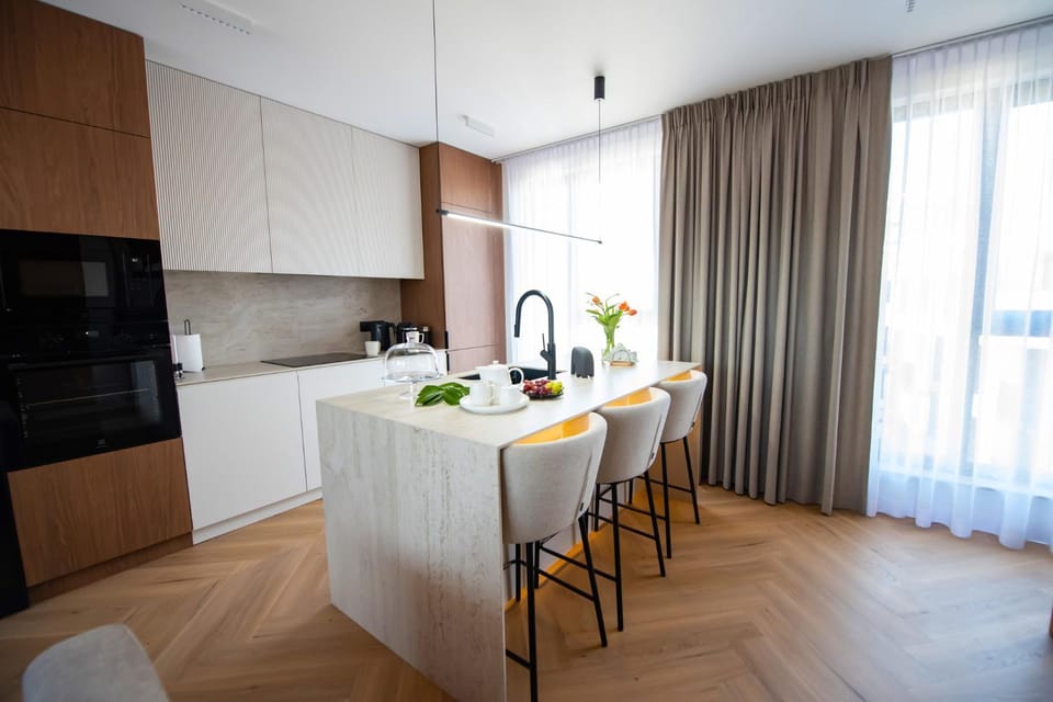 Coffee/tea facilities, Kitchen or kitchenette, Dining area, stove