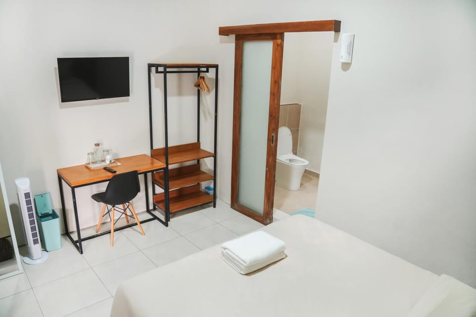 Greek House - Room with Desk, Shared Pool and Kitchen 8 Bed and Breakfast in North Kuta