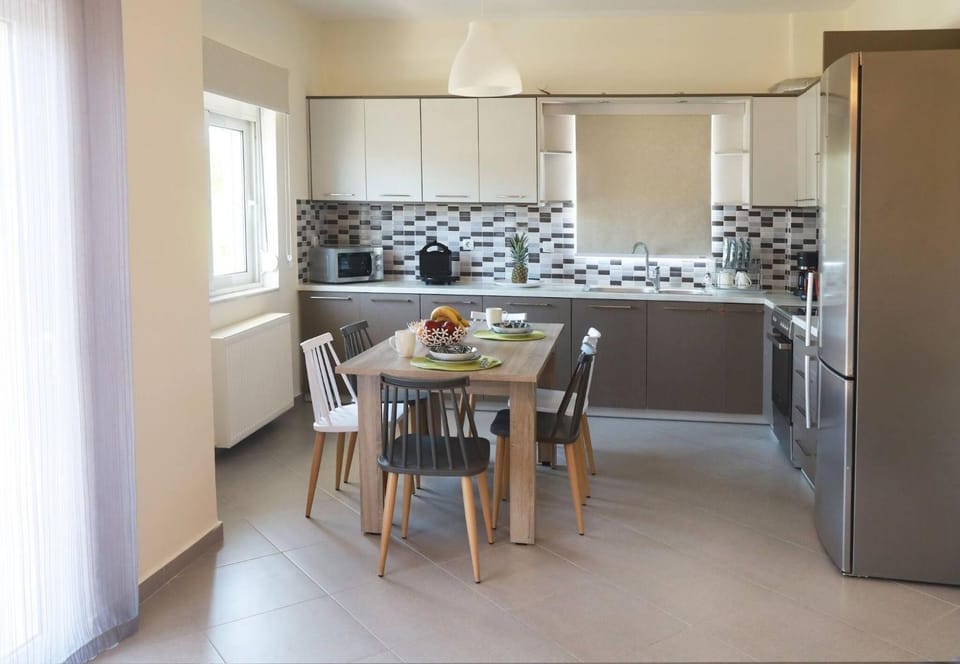 Dining area, kitchen