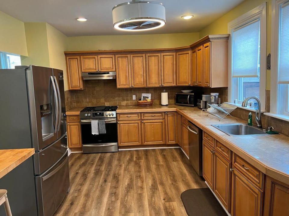 The Grand Parkway is a unique getaway with charm! House in East Orange