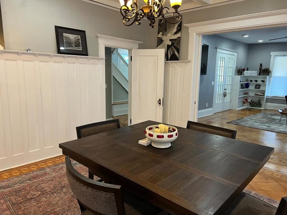 The Grand Parkway is a unique getaway with charm! House in East Orange