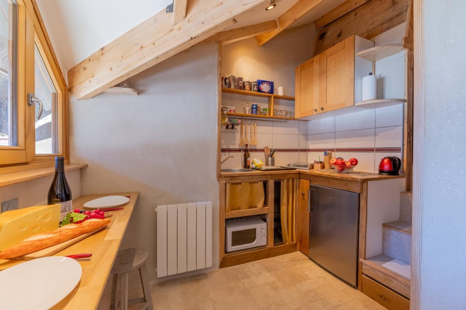 Kitchen or kitchenette, Dining area