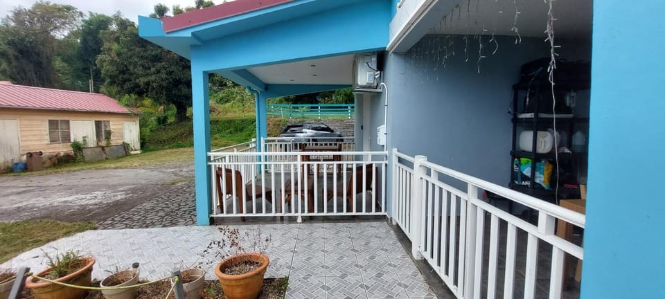 Property building, Balcony/Terrace, Parking