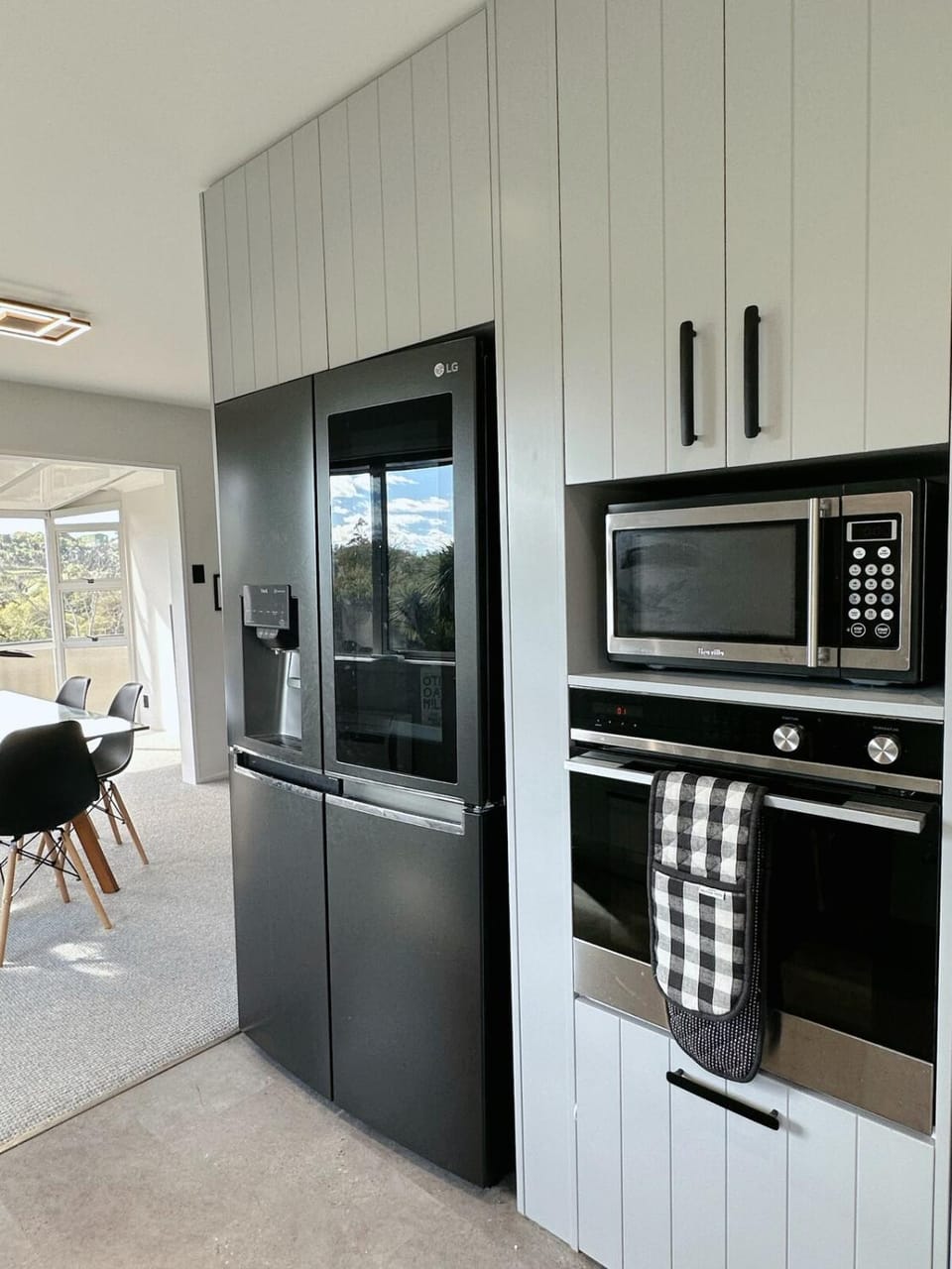 Kitchen or kitchenette, oven