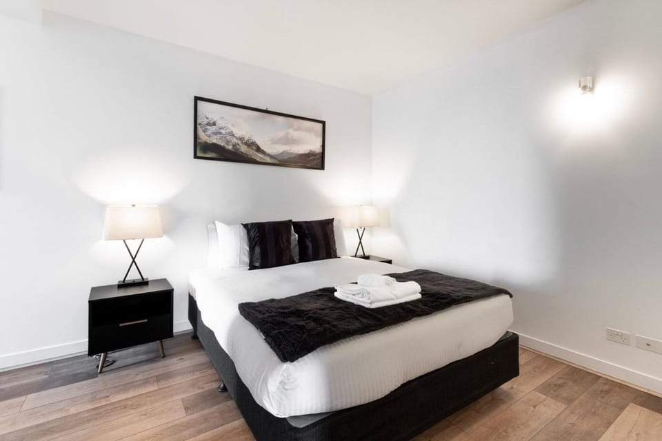 Bed, Bedroom, towels