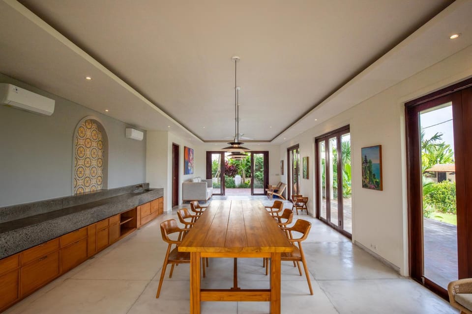 Living room, Seating area, Dining area, air conditioner