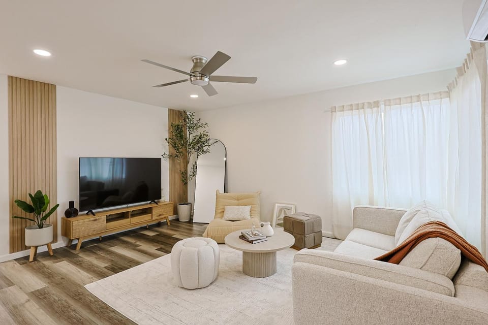 Communal lounge/ TV room, People, Living room, Decorative detail, Seating area, Pets, Guests, pet friendly, air conditioner