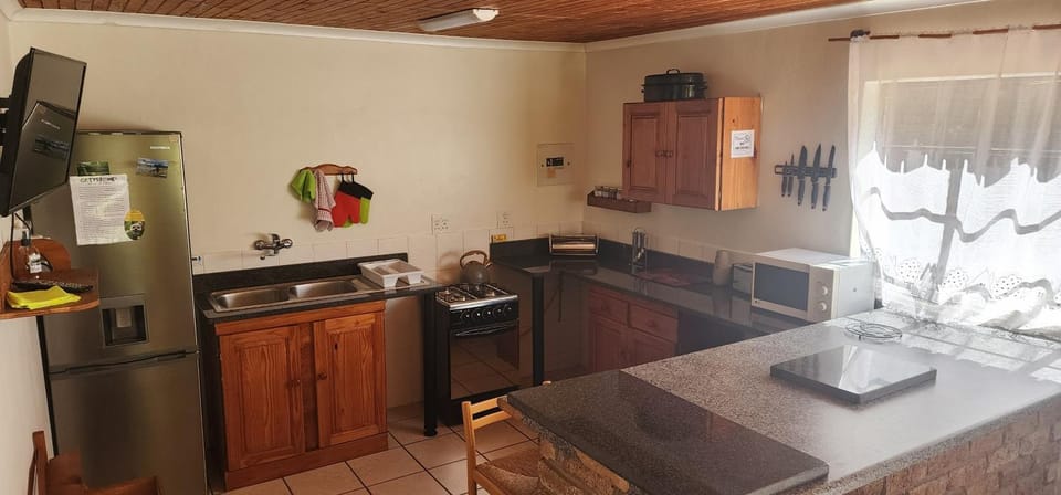 Kitchen or kitchenette, oven, pet friendly, stove
