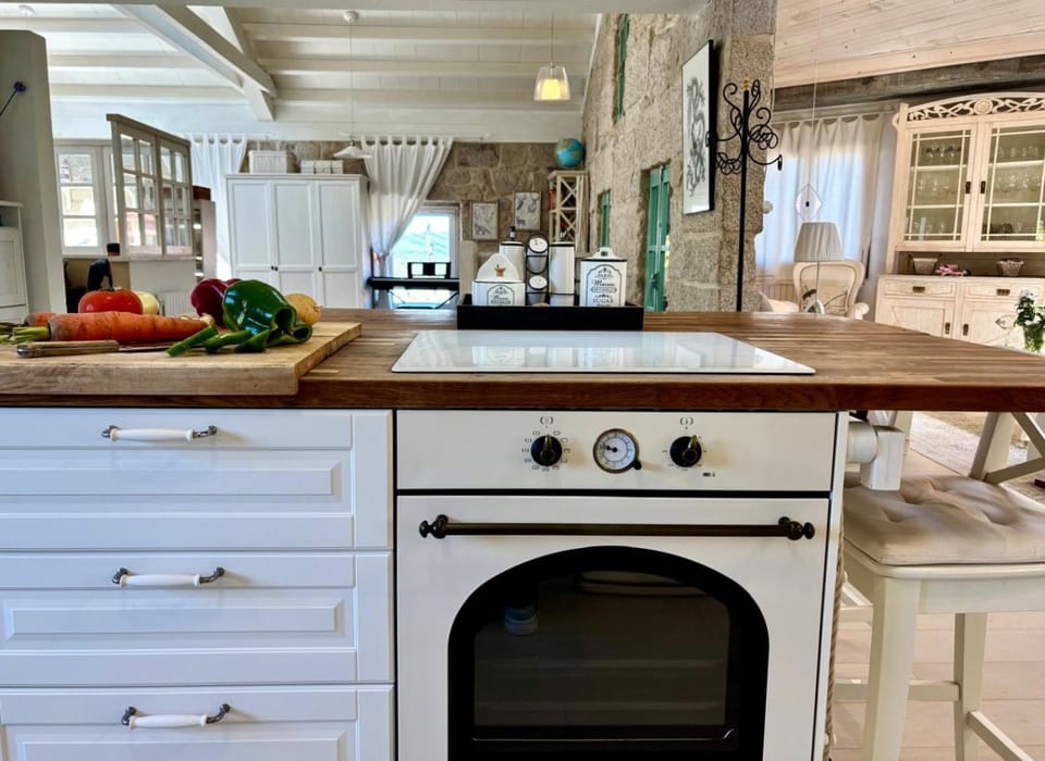 Kitchen or kitchenette, dishwasher, stove