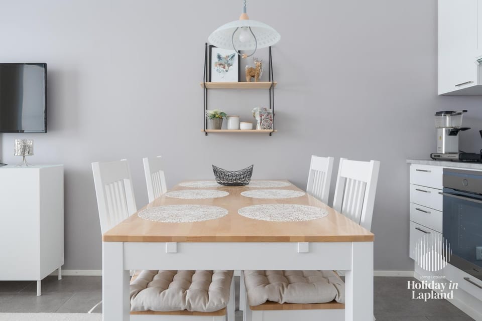 Kitchen or kitchenette, Dining area, oven