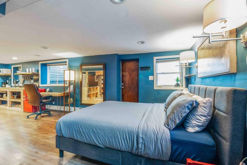 Bed, Living room, Photo of the whole room, Seating area, Bedroom