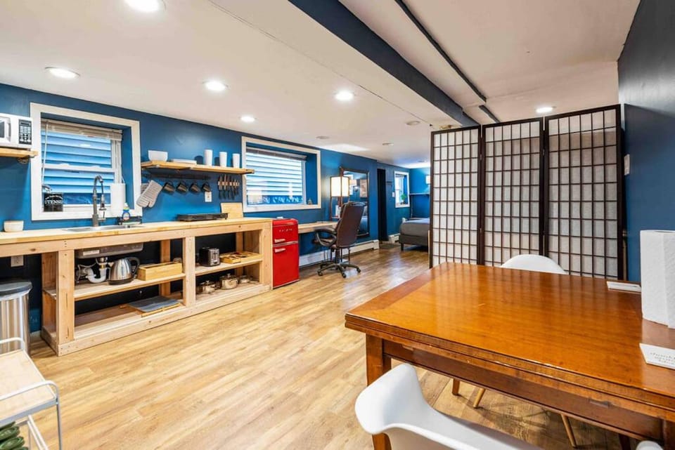 Kitchen or kitchenette, Dining area