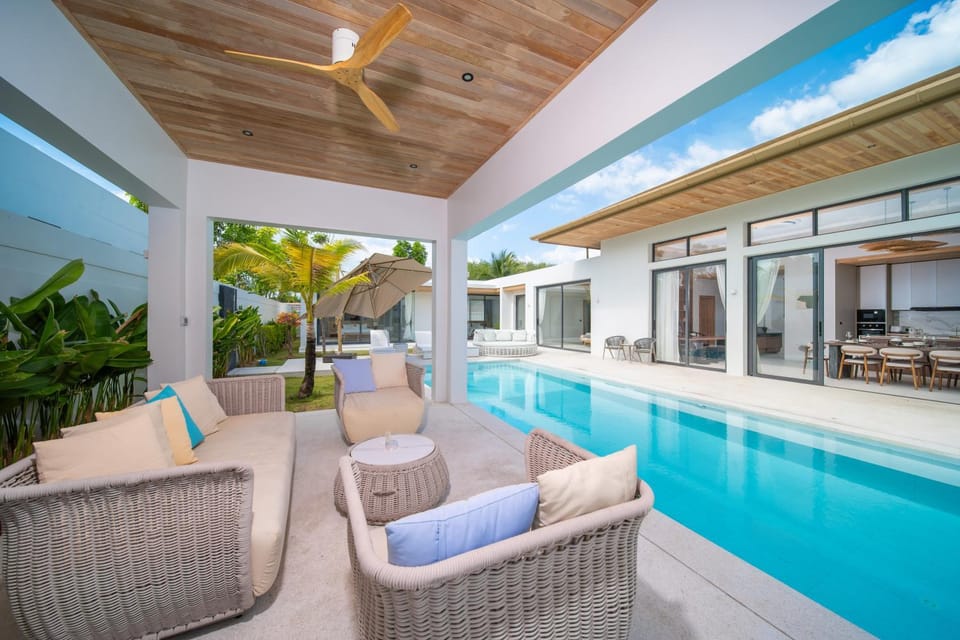 Pool view, Swimming pool, sunbed