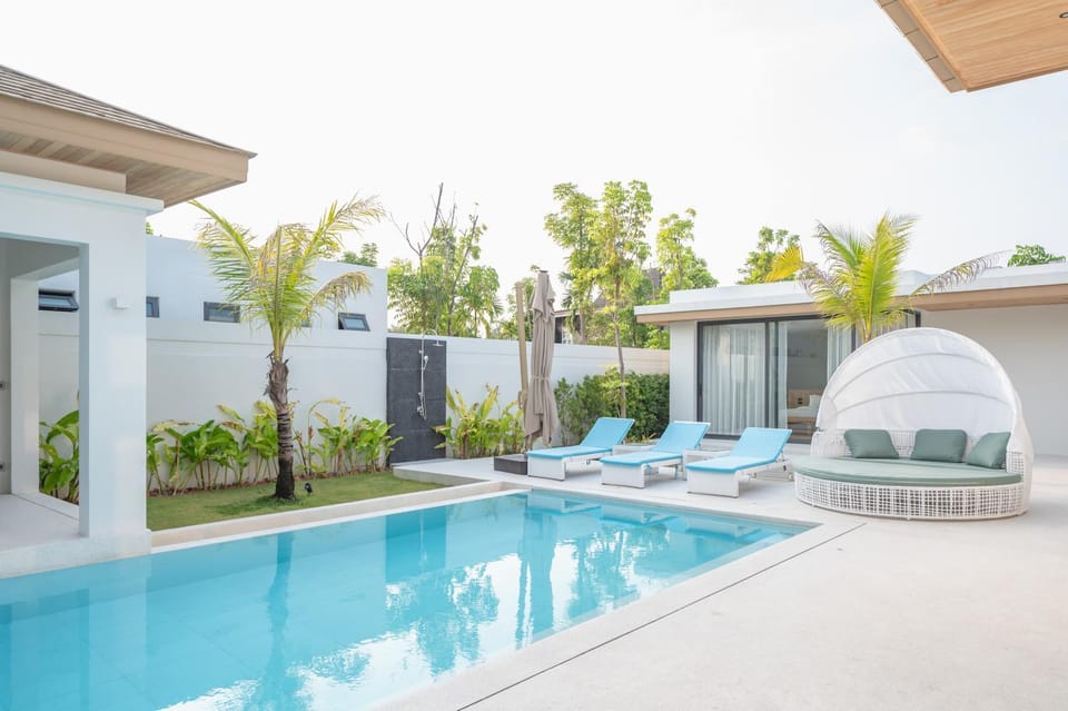 Pool view, Swimming pool, sunbed