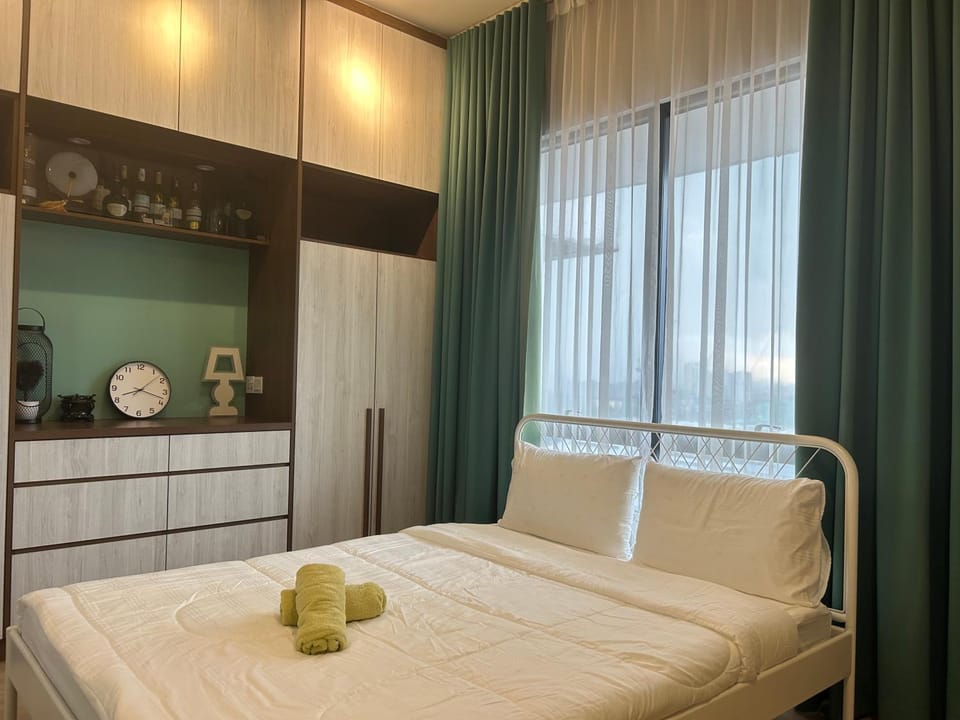 Bed, Bedroom, towels