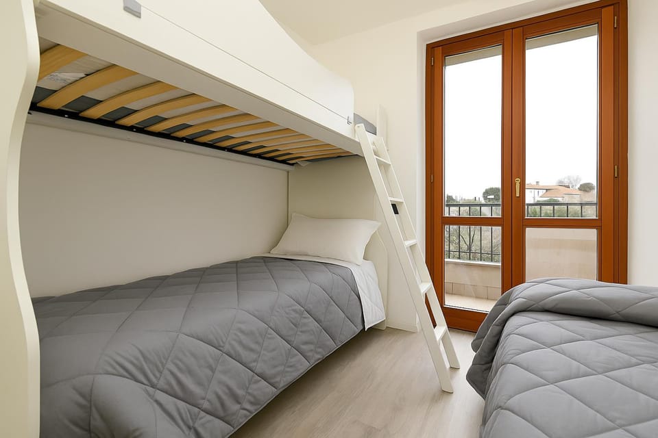 Bedroom, bunk bed