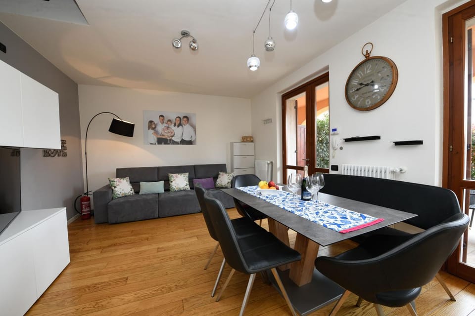 TV and multimedia, Living room, Seating area, Dining area