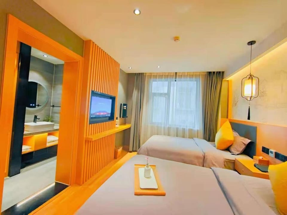 Communal lounge/ TV room, Bed, Bedroom