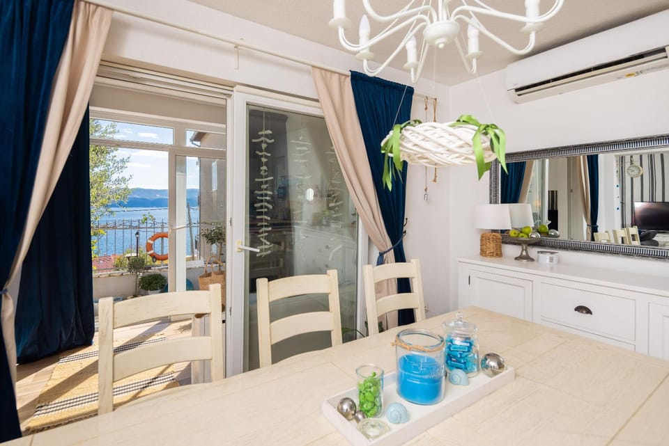 View (from property/room), Balcony/Terrace, Dining area, Sea view