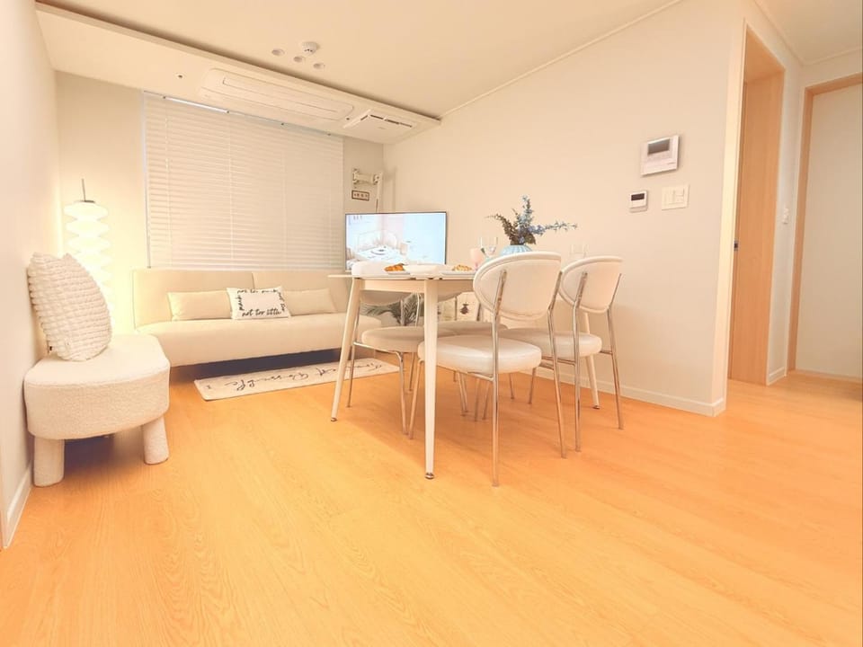 TV and multimedia, Living room, Seating area, Dining area, air conditioner