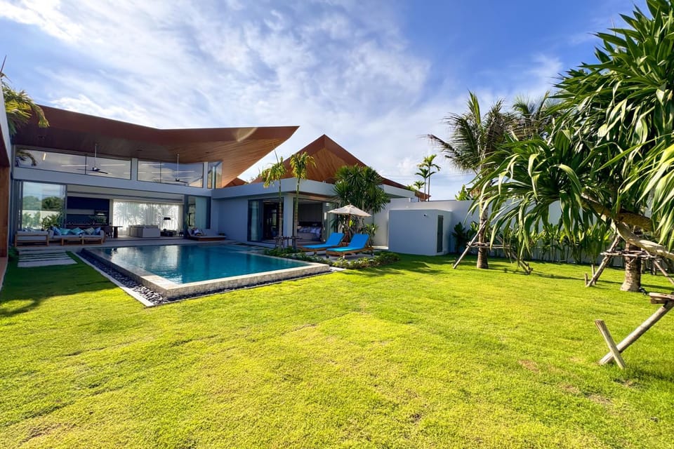 Property building, Patio, Day, Garden, Swimming pool, sunbed