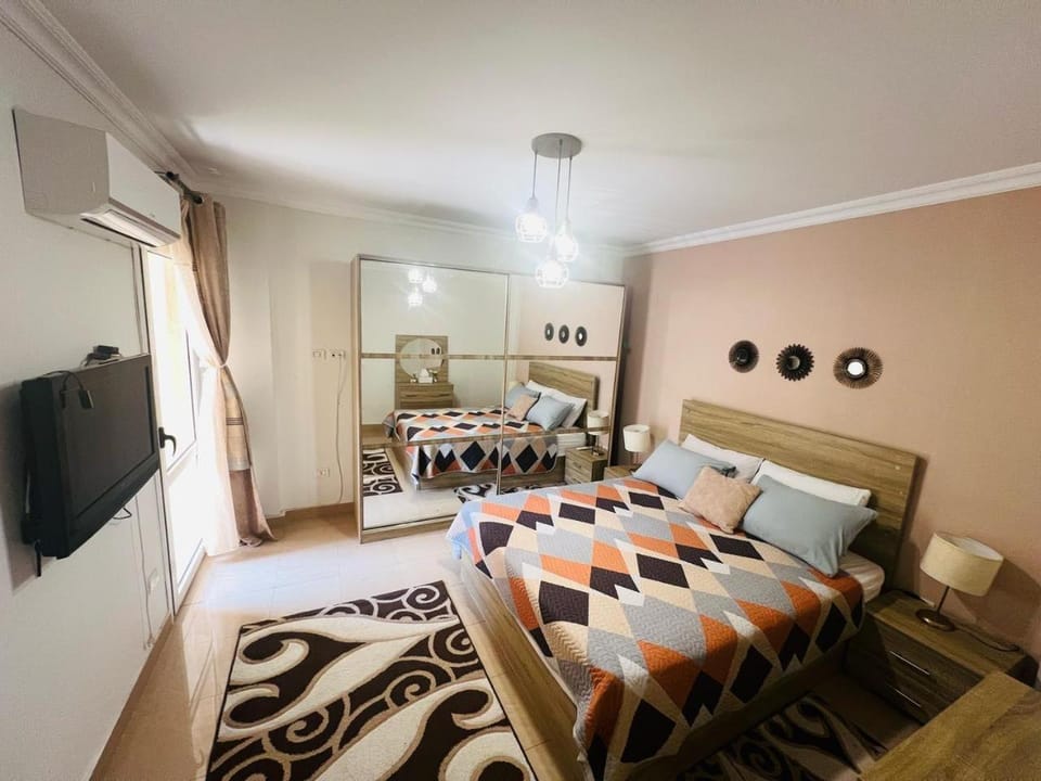 Bed, TV and multimedia, Photo of the whole room, Bedroom, air conditioner