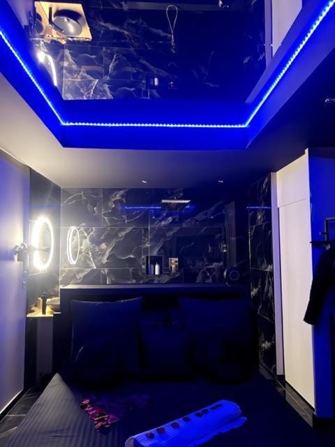 Romantique room,salon massage,mirroir,croix,parking Apartment in Grenoble