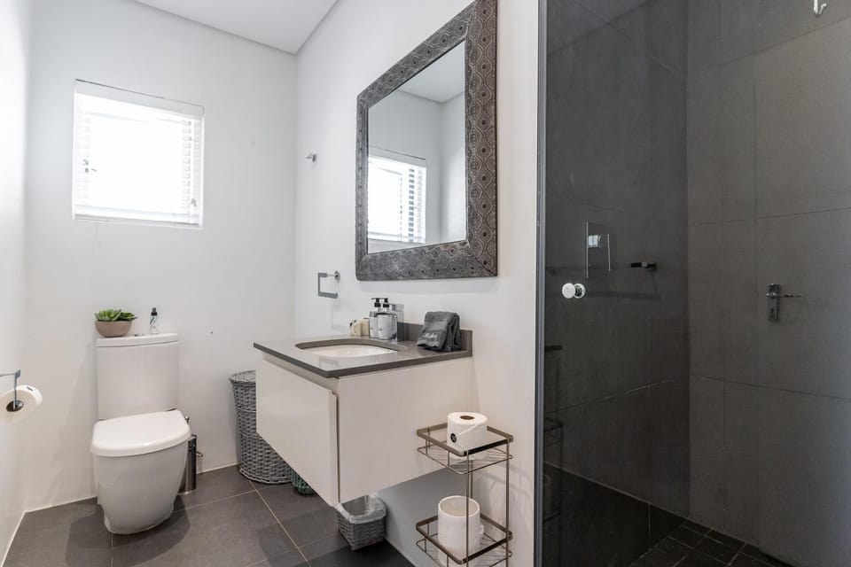 Luxury Villa, Ocean and Mountain Views, Family Friendly, Pool - Jo Leo Camps Bay Villa in Camps Bay