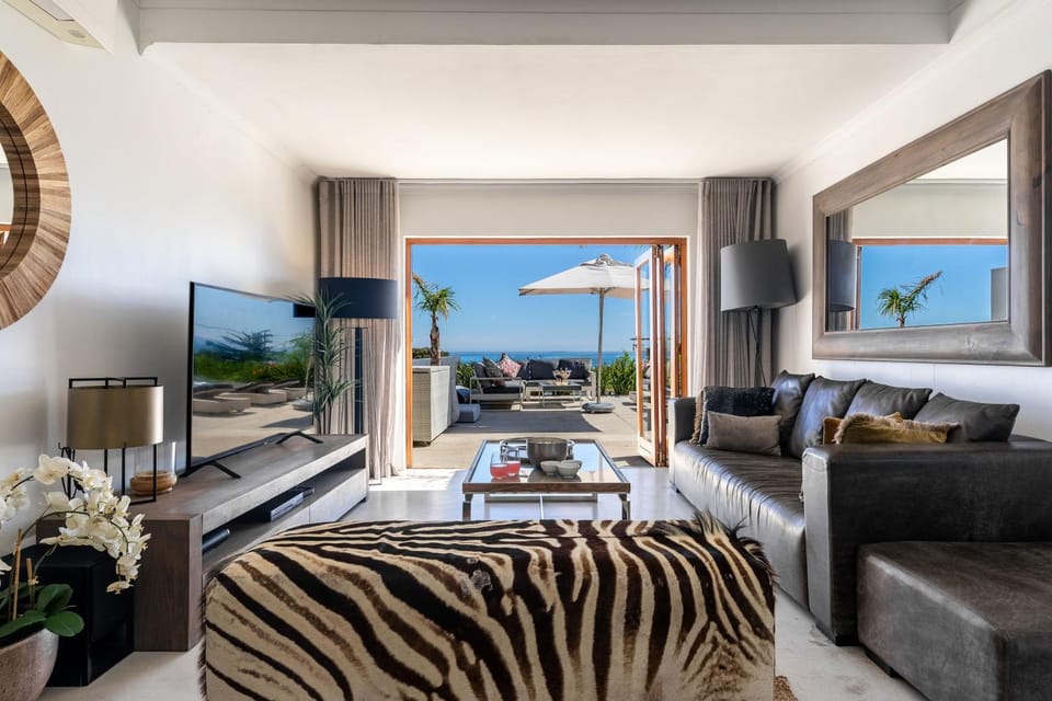 Luxury Villa, Ocean and Mountain Views, Family Friendly, Pool - Jo Leo Camps Bay Villa in Camps Bay