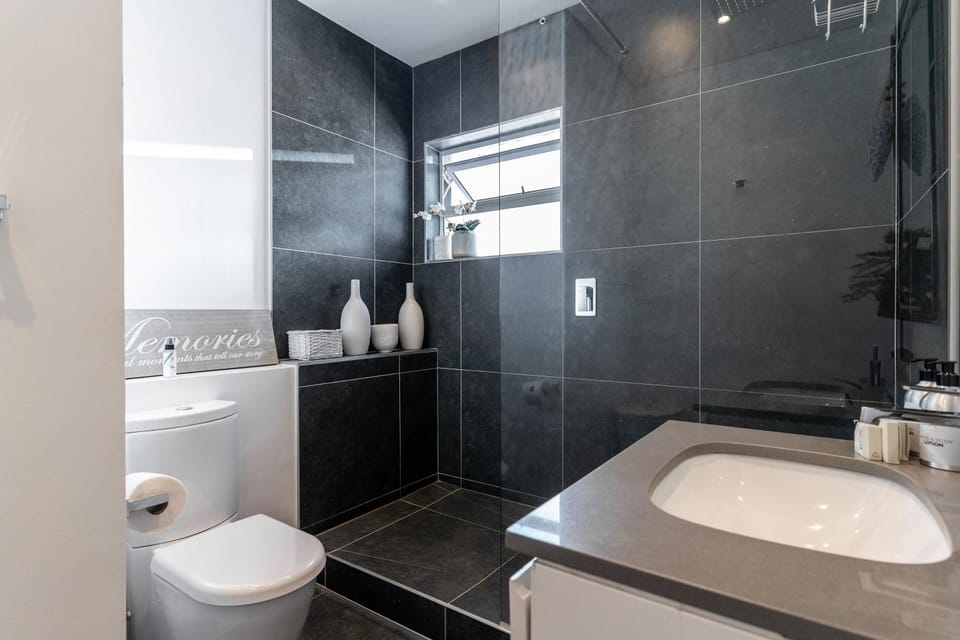 Luxury Villa, Ocean and Mountain Views, Family Friendly, Pool - Jo Leo Camps Bay Villa in Camps Bay
