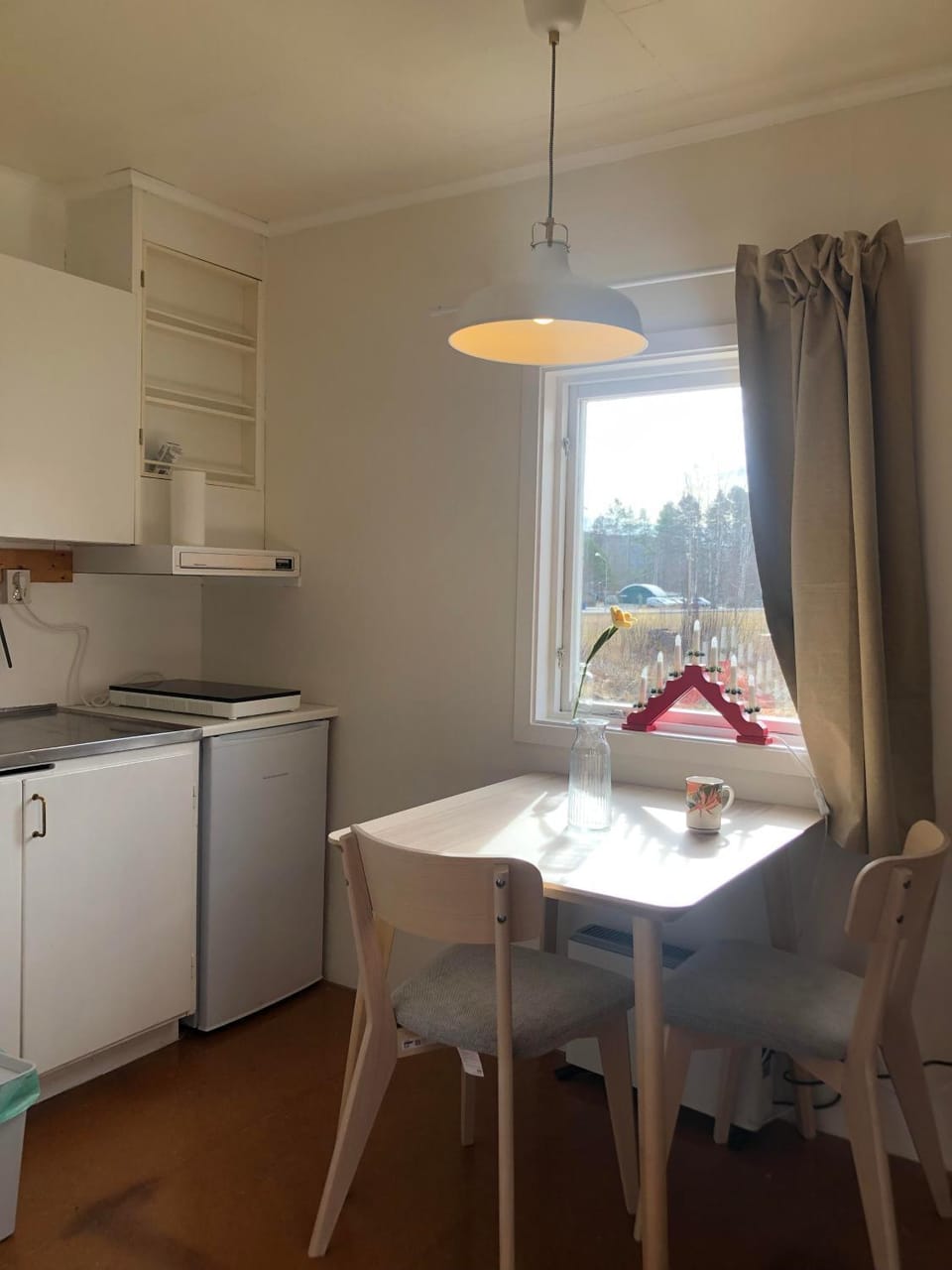 Kitchen or kitchenette, Dining area, stove