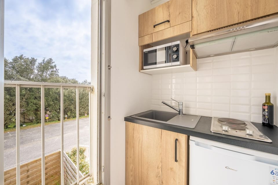 Kitchen or kitchenette, stove