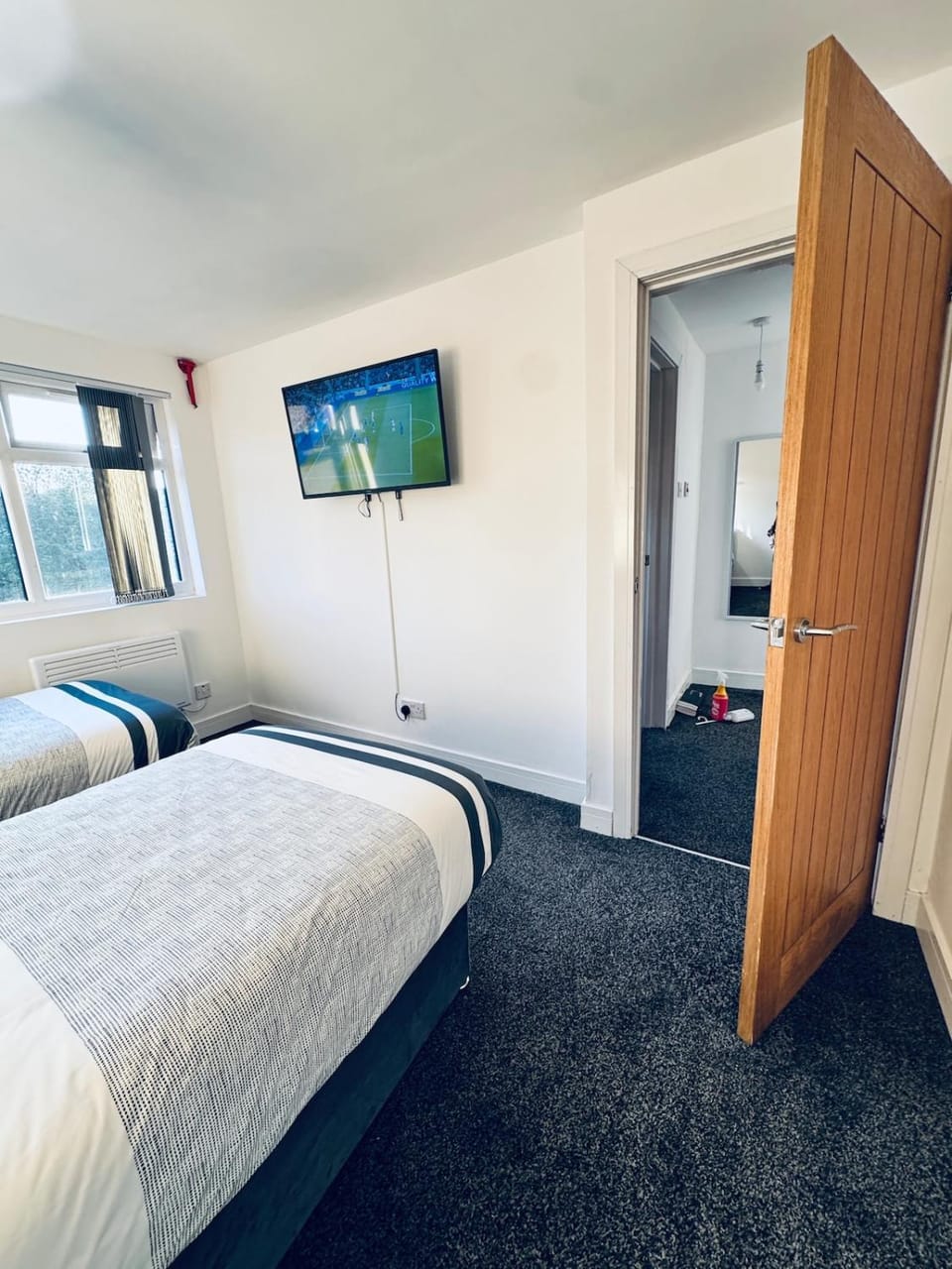 Bed, TV and multimedia, Photo of the whole room, Bedroom