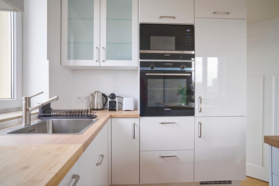 Coffee/tea facilities, dishwasher, oven, stove